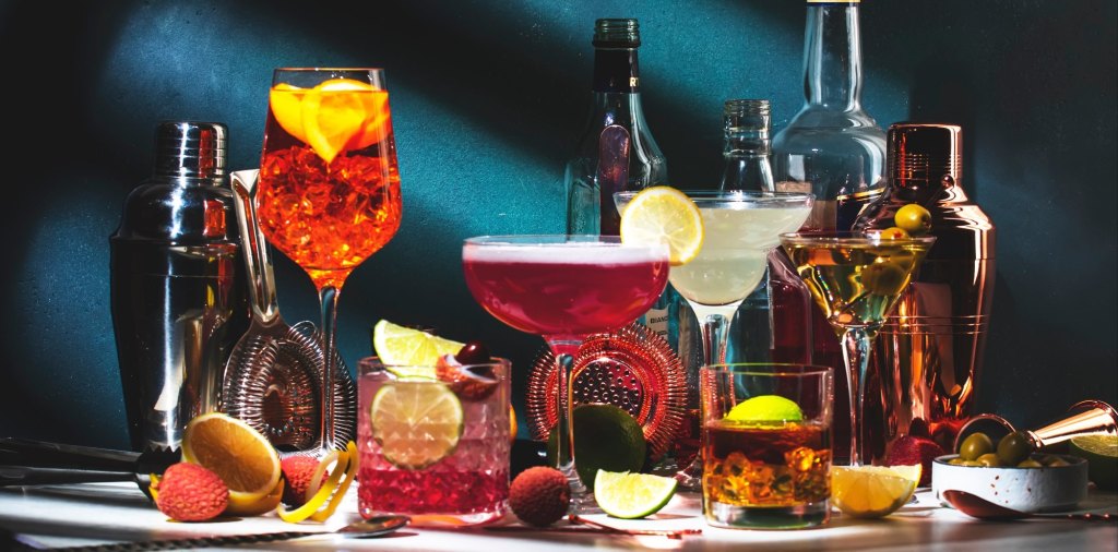 Alcoholic Beverages Market Size, Share & Competitive Analysis Report&nbsp;2025–2033